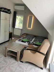 een kleine kamer met een bed en een tafel bij Silver Beach Resort in Zamárdi