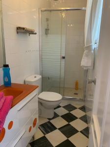 łazienka z toaletą i przeszklonym prysznicem w obiekcie APTO CALLE NUEVA 13 MALAGA Centro w Maladze