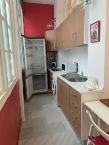 mała kuchnia ze zlewem i kuchenką mikrofalową w obiekcie APTO CALLE NUEVA 13 MALAGA Centro w Maladze