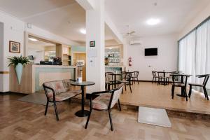 ein Esszimmer mit Tischen und Stühlen und eine Bar in der Unterkunft Hotel Edward in Bellaria-Igea Marina