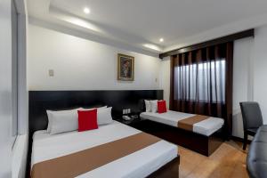 Tempat tidur dalam kamar di Check Inn Hotel Dumaguete City by RedDoorz