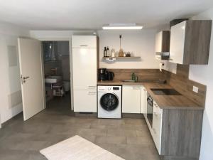 a kitchen with a washing machine and a washer at Ferienwohnung im Zentrum in Bad Endorf