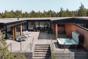 Galería fotográfica de Seija's Modern Villa with Hot tub en Taivassalo