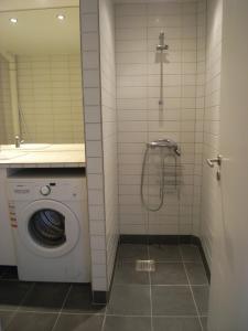 łazienka z pralką i prysznicem w obiekcie Nyborggade w Kopenhadze