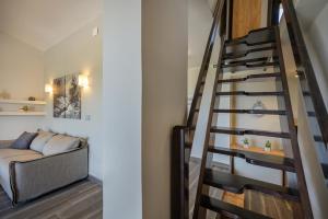 Una escalera de caracol en una sala de estar con un sofá. en Serenity Villas, en Develíkia 22 fotos más