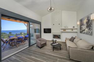 una sala de estar con un sofá y una mesa en Serenity Villas, en Develíkia