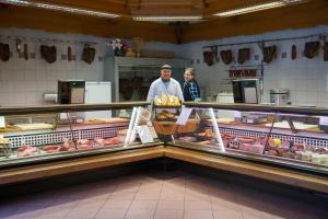 Asiakkaita majoituspaikassa Gasthof-Fleischerei Engl