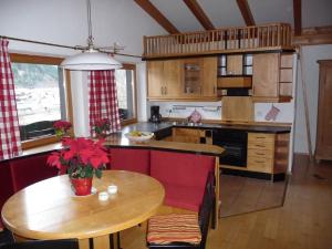 eine Küche mit einem Holztisch und einem Tisch sowie ein Esszimmer in der Unterkunft Ferienwohnung Hans Ebner in Eben im Pongau