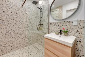 a bathroom with a sink and a shower with a mirror at Apartament Baltic Bay Grudziądzka 4B Gdansk TriApart in Gdańsk +11 photos