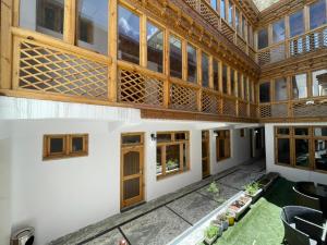 une image de l'intérieur d'un bâtiment dans l'établissement HOTEL KHARDONGLA, à Leh