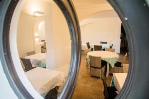 Postel nebo postele na pokoji v ubytování Hotel La Tavernetta dei Ronchi + 37 fotografií