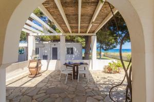 Zdjęcie z galerii obiektu ''Nirvana Seaside'' by the beach w mieście Nea Makri