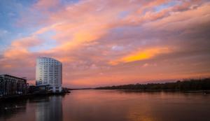 Výhled na řeku, která protéká v blízkosti hotelu