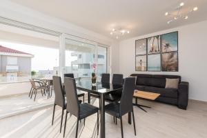 - une salle à manger et un salon avec une table et des chaises dans l'établissement Sara luxury apartment with a pool, à Novalja