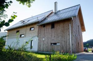 un granero de madera grande con techo de metal en Dom Pod Lipami, en Blatnica