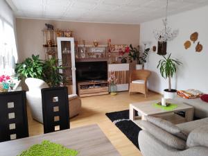 - un salon avec un canapé et une télévision dans l'établissement Ferienwohnung Lotti, à Wittemberg