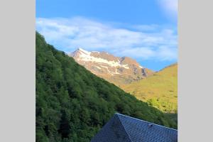 una montaña en la distancia con una casa en primer plano en Grand T2 4 voyageurs tout confort en Cauterets