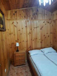 Ένα ή περισσότερα κρεβάτια σε δωμάτιο στο Przy Latarni Morskiej