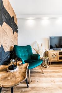 Televízia a/alebo spoločenská miestnosť v ubytovaní Apartament Diamentowy Odkryj Zakopane