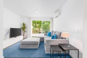 a living room with a couch and a tv at iloftmalaga Ricardo Soriano in Marbella