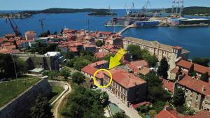 Miasto z żółtym okręgiem na górze w obiekcie Apartment Castle w Puli
