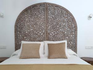 
A bed or beds in a room at La Posada de Lola
