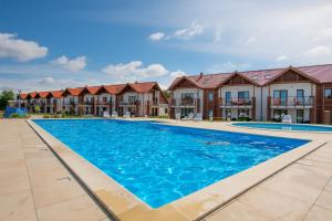 una imagen de una piscina en un complejo de apartamentos en Łebska Ostoja - AKS en Żarnowska