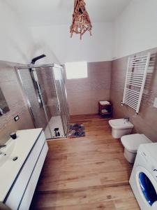 La salle de bains est pourvue d'une douche, de toilettes et d'un lavabo. dans l'établissement Coco' Country House Lecce, à Lecce