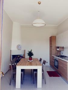 a dining room table and chairs in a kitchen at Coco' Country House Lecce in Lecce