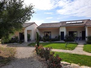 a house with a courtyard and a yard at Le Logis de Bérianne in Les Tourrettes