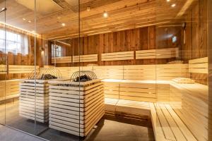 un sauna avec des boiseries et des murs en verre dans l'établissement Gasthof Schützenhof, à Flachau