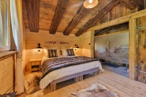 Un ou plusieurs lits dans un hébergement de l'établissement Chalet de standing, vieux bois et pierre, SPA, sauna, borne de recharge