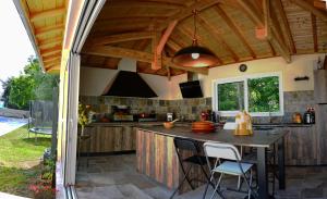 een buitenkeuken met een tafel en stoelen bij Maison Matachot in Orthez