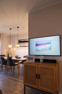 TV a/nebo společenská místnost v ubytování Ferienwohnung Strandhoch