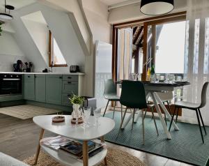 een keuken en een woonkamer met een tafel en stoelen bij Le Van Gogh - YourHostHelper in Deauville