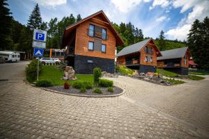 ein Haus mit einem Parkschild davor in der Unterkunft Chaty Ferrata in Martin