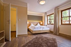 布爾魏萊爾的住宿－聖安娜古特賓館，一间卧室设有一张床和一个窗口