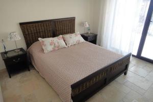 um quarto com uma cama com duas almofadas em La Casa del Mar Kaliakria - Стилен апартамент в Калиакрия Резорт em Topola