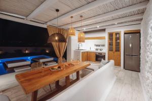 Virtuvė arba virtuvėlė apgyvendinimo įstaigoje Amodara Boutique Villas-Naxos Boutique Luxury Private Villas
