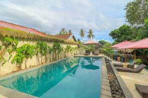 Bazén v ubytovaní Senggigi Cottages Lombok alebo v jeho blízkosti