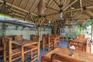 מסעדה או מקום אחר לאכול בו ב-Senggigi Cottages Lombok
