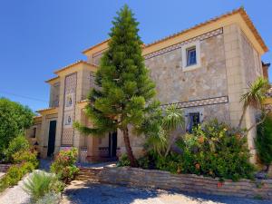 a house with a palm tree in front of it at Quinta do Mar - Country & Sea Village in Luz
