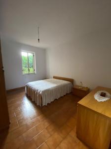 sypialnia z łóżkiem i oknem w obiekcie Appartamento mare e relax w mieście Gioiosa Marea