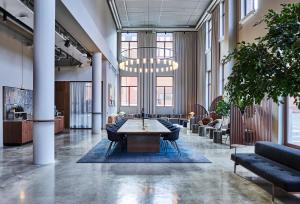 een grote kamer met een tafel en stoelen. bij Clarion Collection Hotel Tapetfabriken in Stockholm