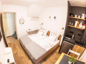 Postel nebo postele na pokoji v ubytování Pinna Apartments Hvar