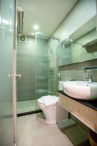 胡志明市的住宿－Lá Hotel Q10，一间带水槽、卫生间和淋浴的浴室