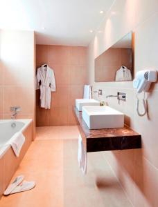 A bathroom at Gold Lagoon Kosher Hotel