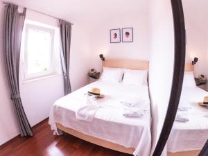 Postel nebo postele na pokoji v ubytování Pinna Apartments Hvar