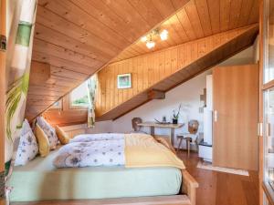 A bed or beds in a room at Huanzhof Ferienwohnung Weißhorn