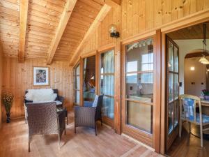 ein Wohnzimmer mit Holzwänden und einer Holzdecke in der Unterkunft Huanzhof Ferienwohnung Weißhorn in Aldino